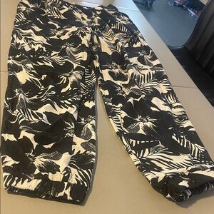 Ambercrombie & Fitch Black and White Patterned Pants